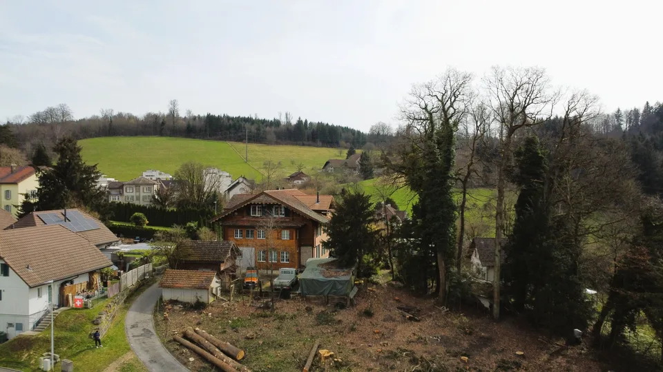 Maison multifamiliale entièrement louée avec potentiel à Safenwil - 3 unités et terrain à bâtir !