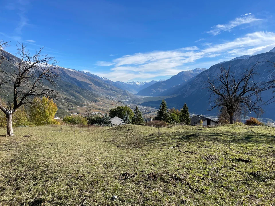 Ville a schiera da costruire con vista mozzafiato vicino a Crans-Montana