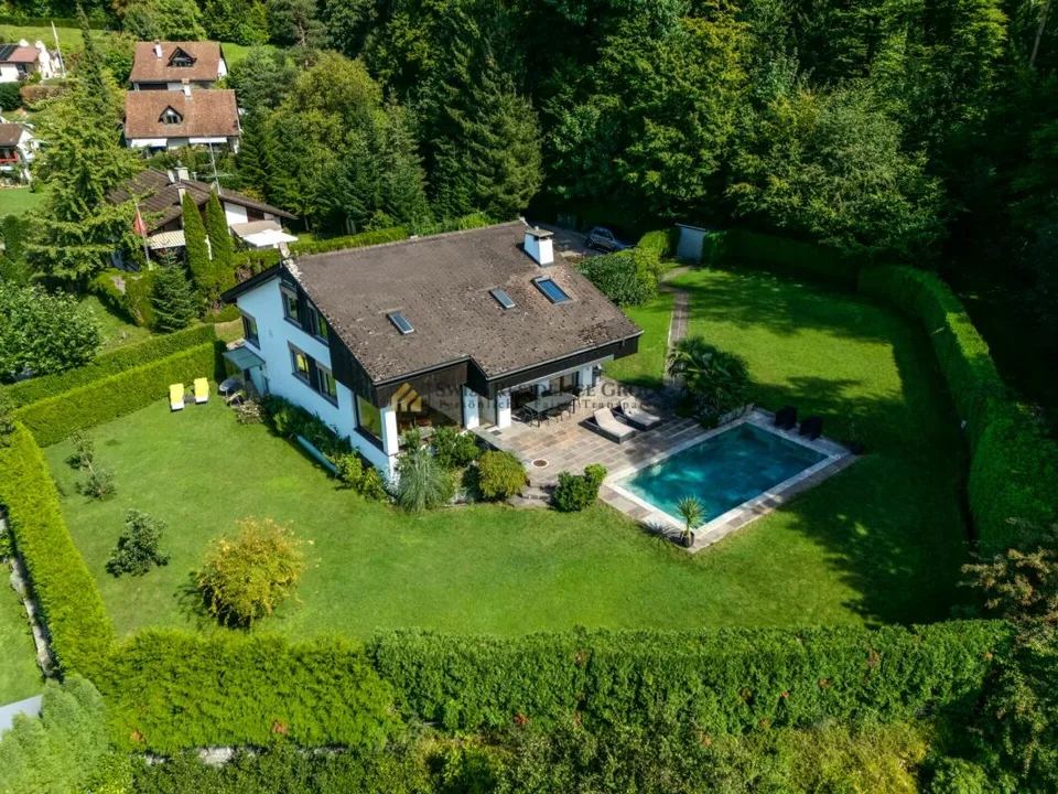 Exklusives Einfamilienhaus mit Pool, Weitsicht und grossem Garten an bester Lage in Winkel