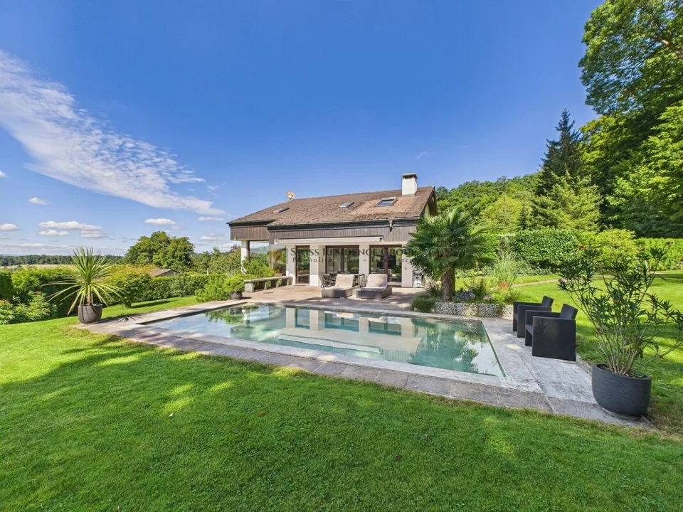 Exklusives Einfamilienhaus mit Pool, Weitsicht und grossem Garten an bester Lage in Winkel