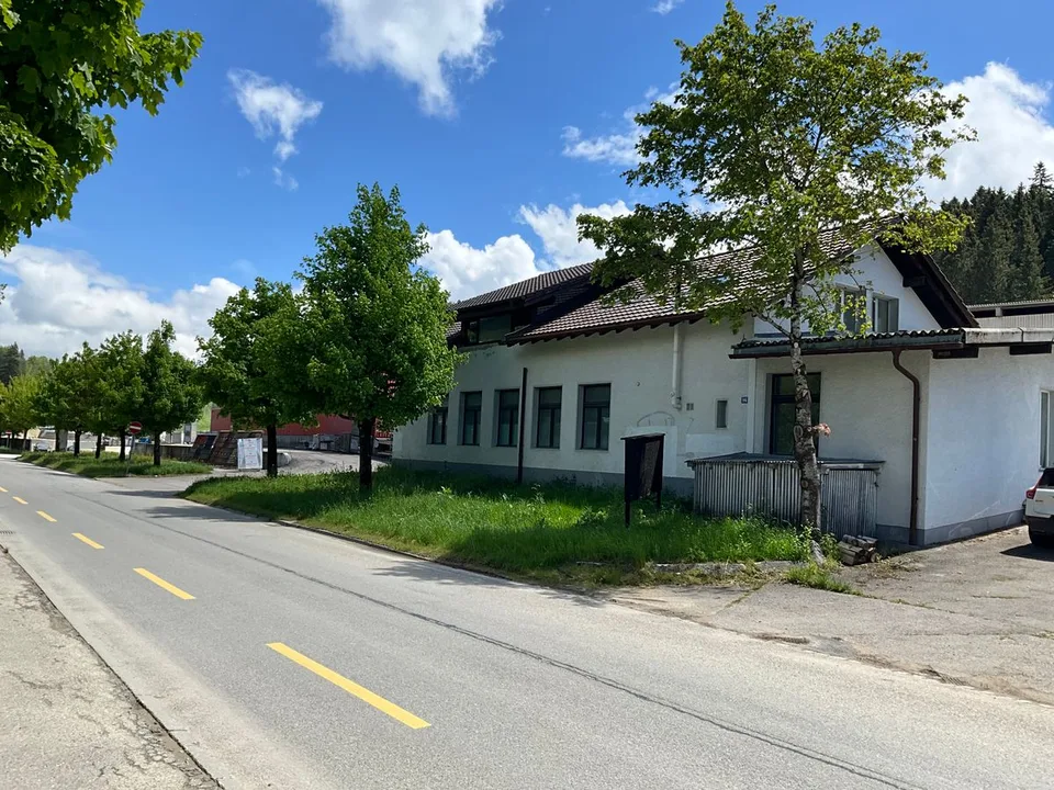 Surface artisanale et administrative idéalement située