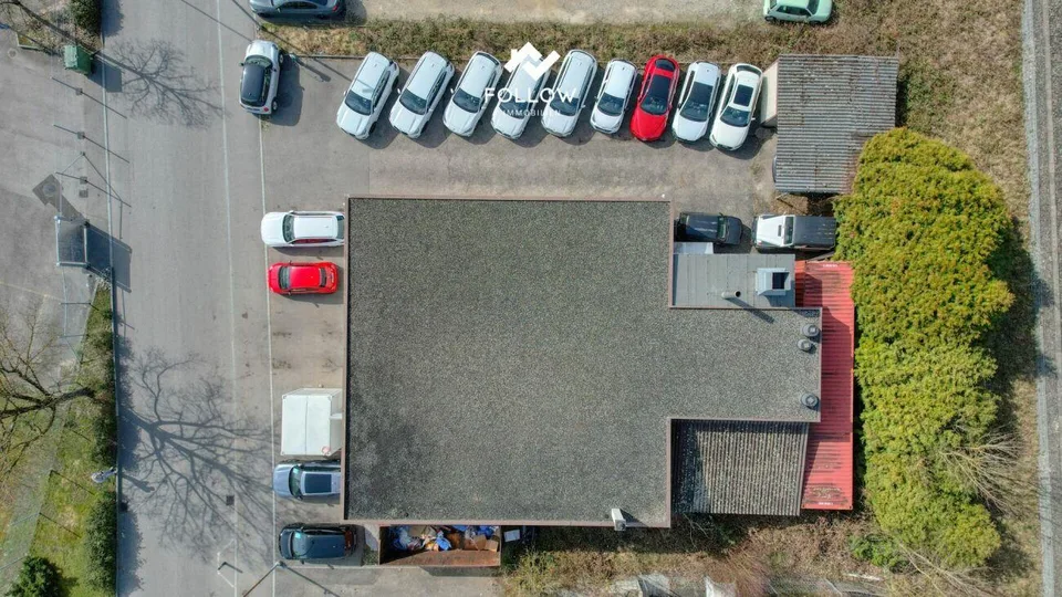 Ici, votre entreprise se développe : Hall commercial fonctionnel avec beaucoup d'espace extérieur