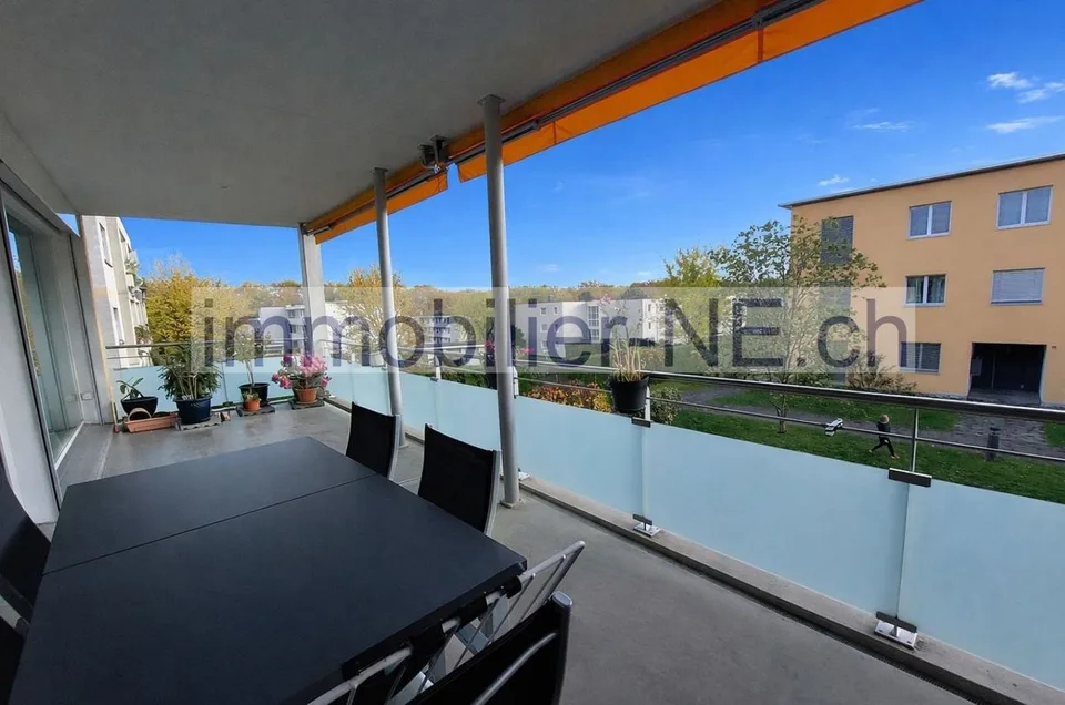 Appartement lumineux de 4,5 pièces avec terrasse et place de parc intérieure
