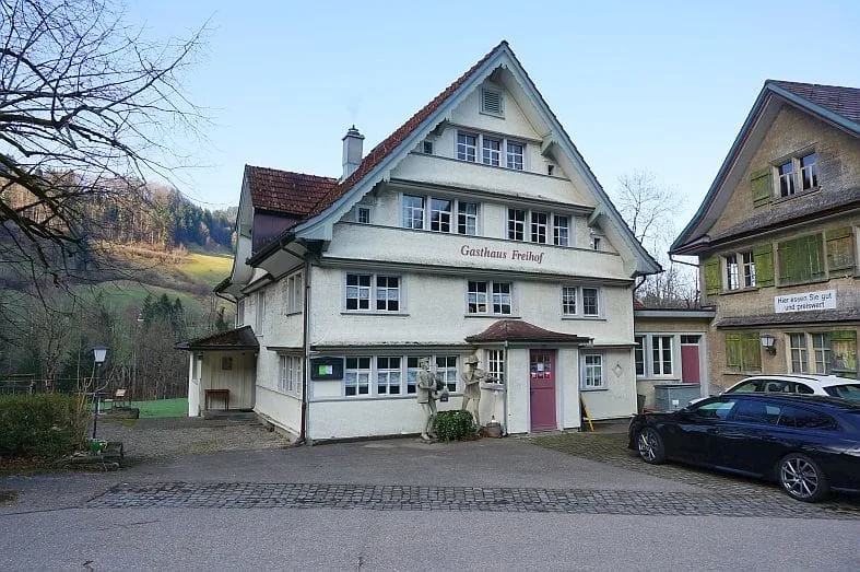 Ensemble mit Gasthaus, 2 Wohnungen &amp; Scheune in Nesslau - kaufen