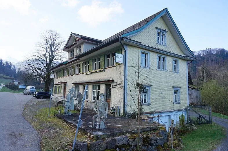 Ensemble mit Gasthaus, 2 Wohnungen &amp; Scheune in Nesslau - kaufen