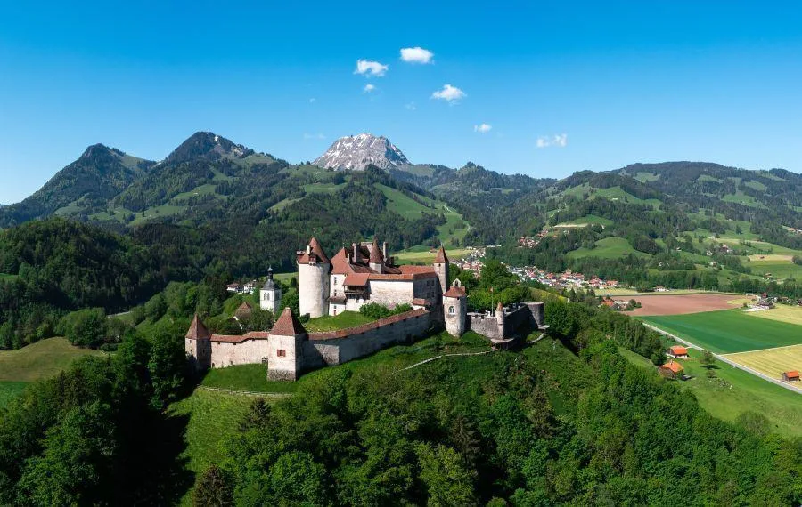 Haus zur Renovierung mit genehmigtem Projekt in Gruyères