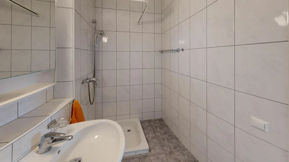 Spazio ufficio per la tua attività con parcheggio privato – foto 10 di 10