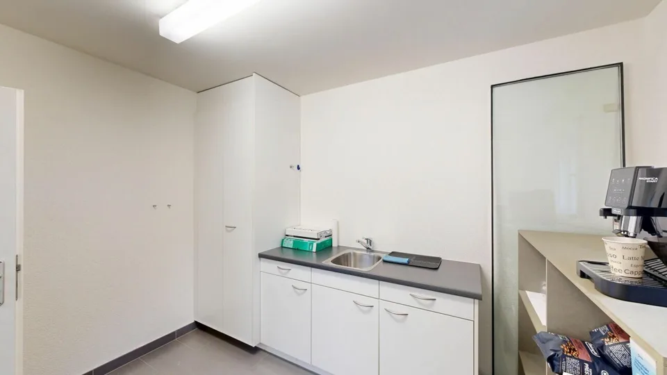 Spazio ufficio per la tua attività con parcheggio privato – foto 7 di 10