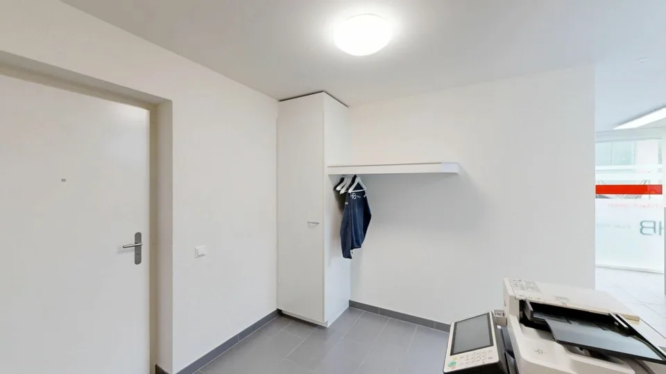 Spazio ufficio per la tua attività con parcheggio privato – foto 9 di 10