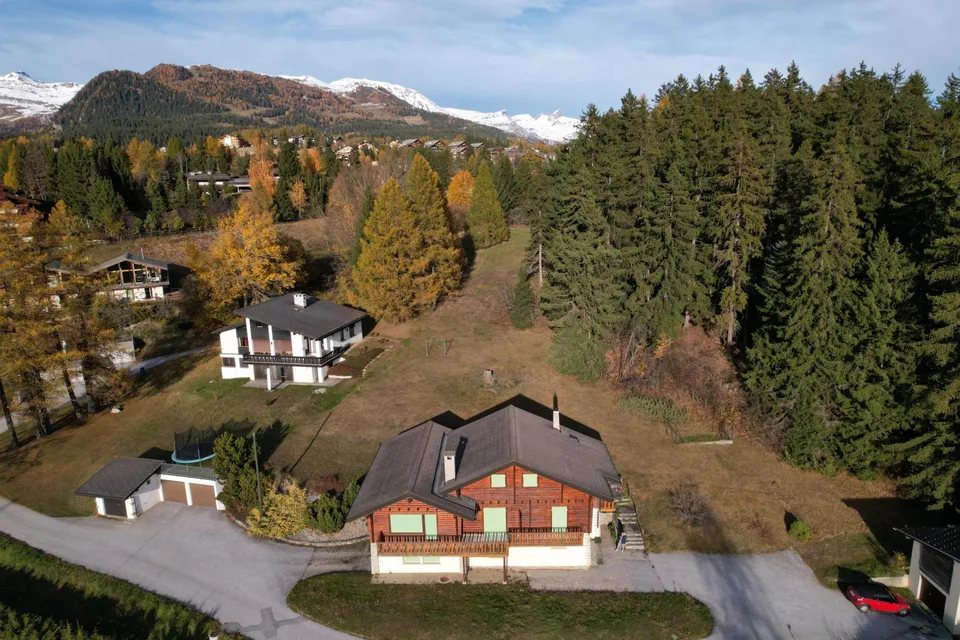 Chalet in un'oasi di pace alle porte di Crans-Montana - 2 appartamenti - Grande potenziale