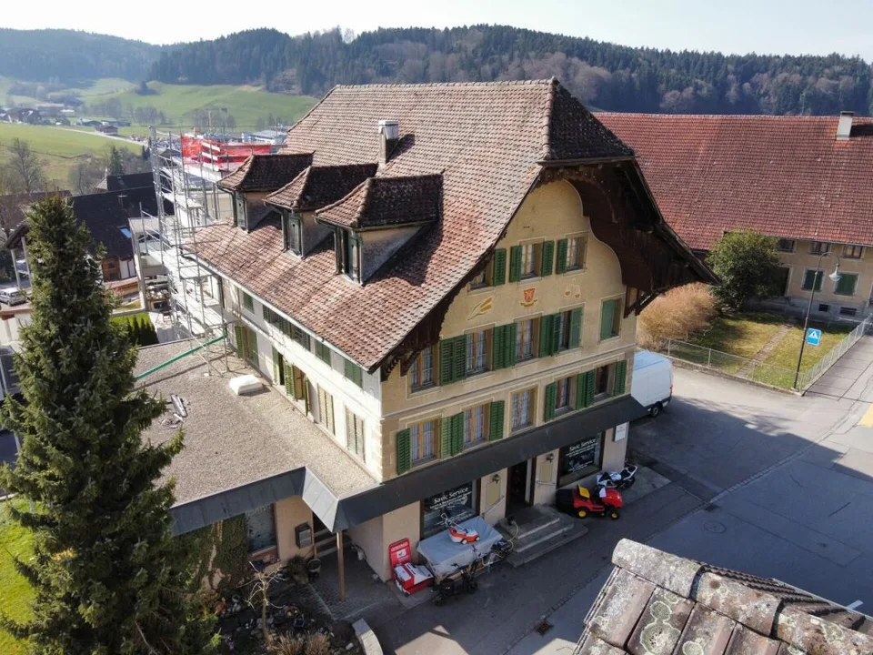 Maison multifamiliale partiellement rénovée au centre de Grossdietwil
