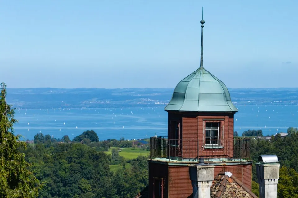 Als Privatresidenz, Kanzlei oder Klinik: Jugendstil-Stadtvilla mit grossem Park und Seesicht