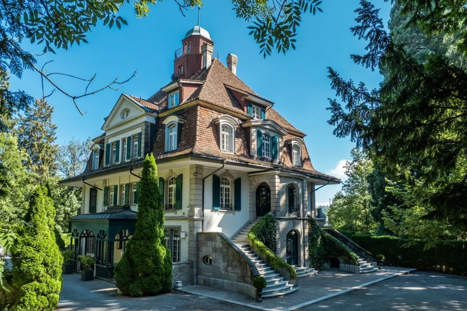 Als Privatresidenz, Kanzlei oder Klinik: Jugendstil-Stadtvilla mit grossem Park und Seesicht