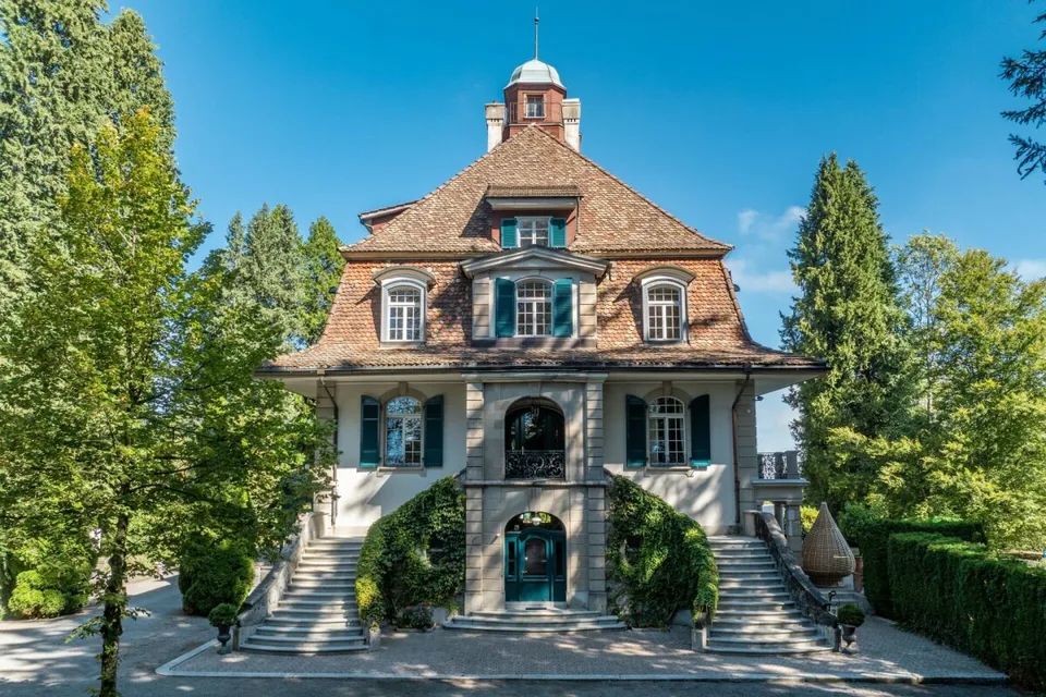 Als Privatresidenz, Kanzlei oder Klinik: Jugendstil-Stadtvilla mit grossem Park und Seesicht