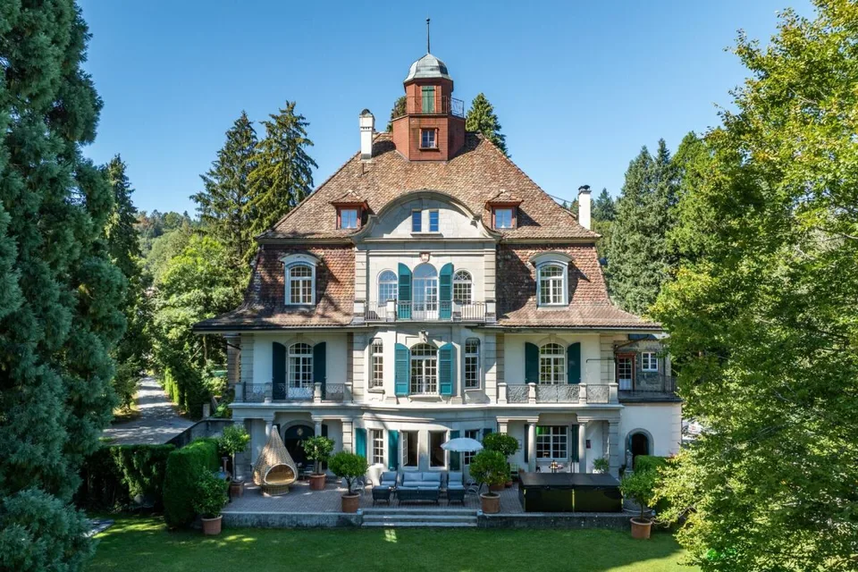 Als Privatresidenz, Kanzlei oder Klinik: Jugendstil-Stadtvilla mit grossem Park und Seesicht