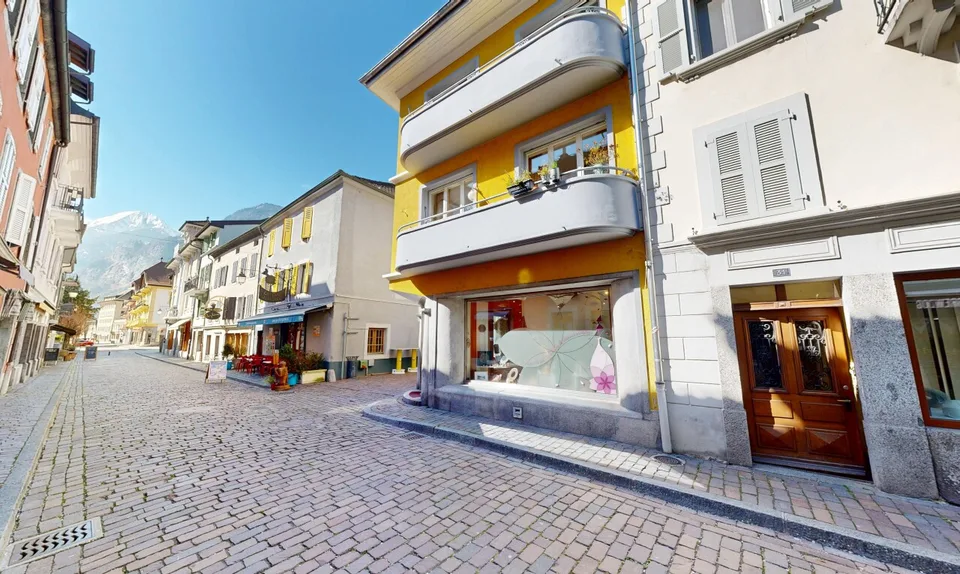 Mixed-use building 2 Businesses + 3.5 + 8.5 duplex