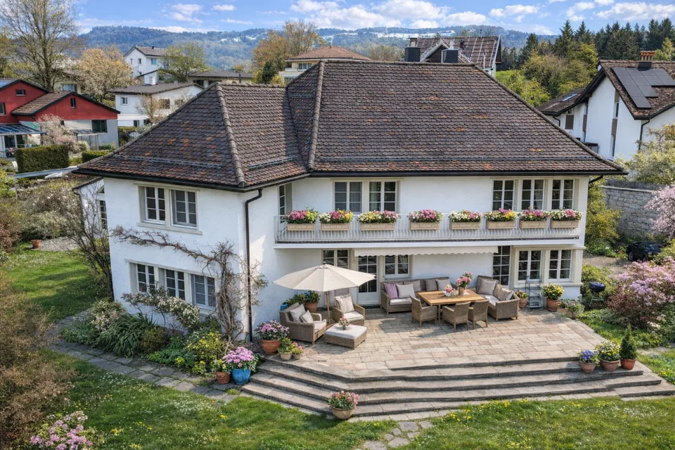 Landhausvilla mit Stil, Charakter und aussergewöhnlicher Baulandreserve