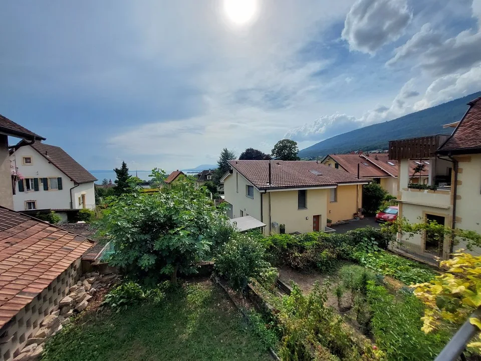 Charmantes Haus mit Garten, bestehend aus zwei Wohnungen und einem Friseursalon