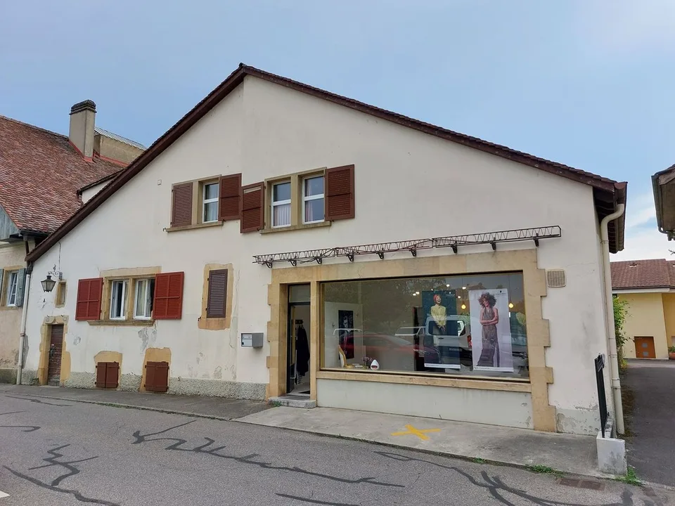 Charmantes Haus mit Garten, bestehend aus zwei Wohnungen und einem Friseursalon