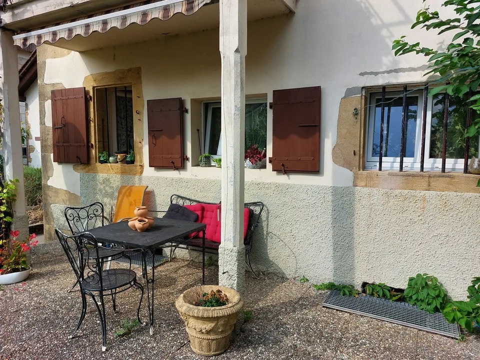 Charmantes Haus mit Garten, bestehend aus zwei Wohnungen und einem Friseursalon