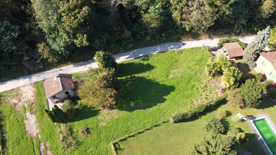 Terrain constructible en plaine dans un endroit immergé dans la nature