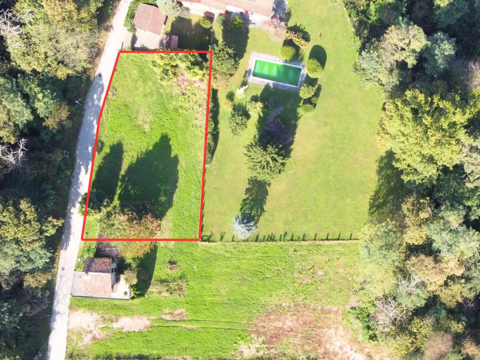Terrain constructible en plaine dans un endroit immergé dans la nature