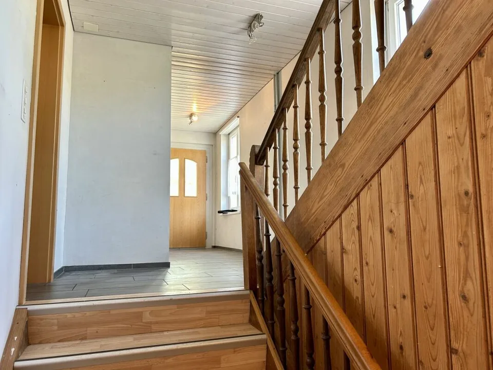 Zweifamilienhaus mit Scheune und Umschwung – Foto 8 von 13