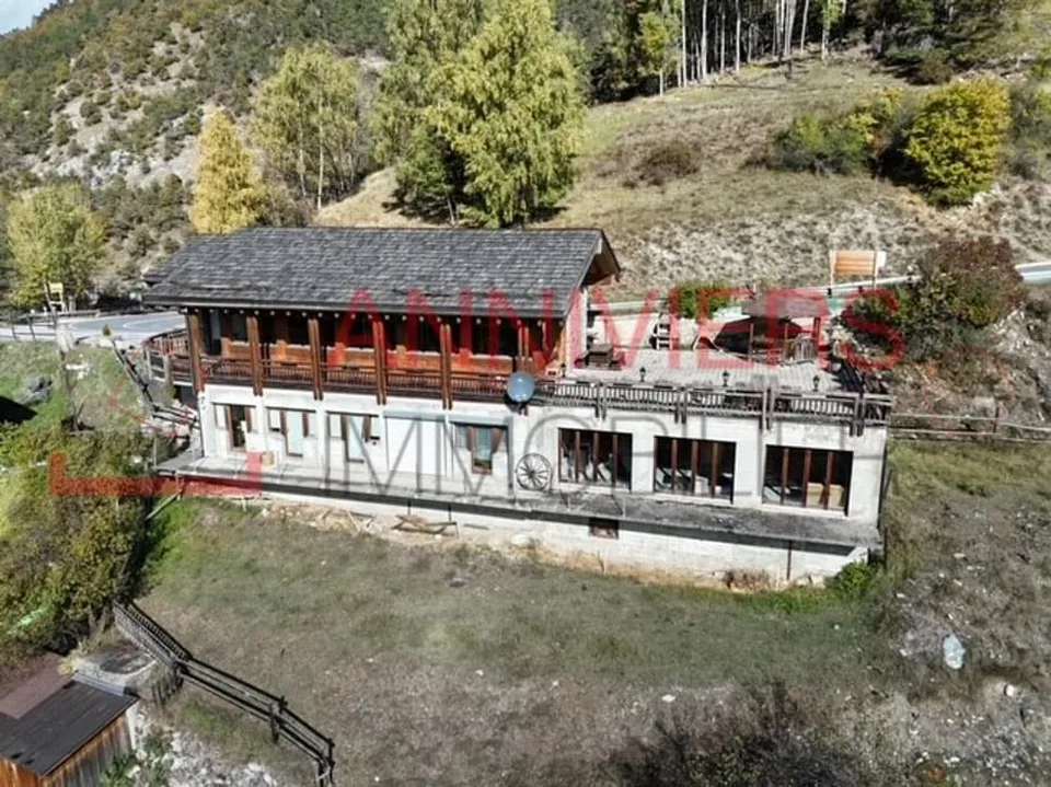 Ristorante tipico con vista panoramica e luce solare ottimale