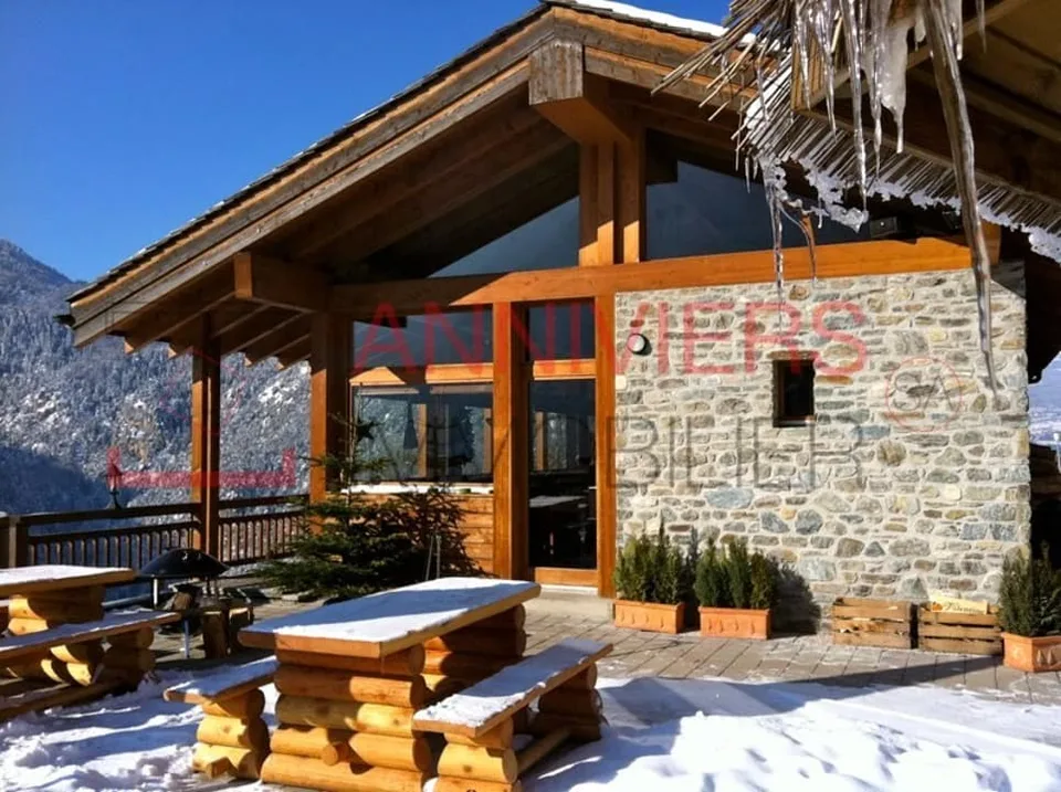 Restaurant typique avec vue panoramique et ensoleillement optimal