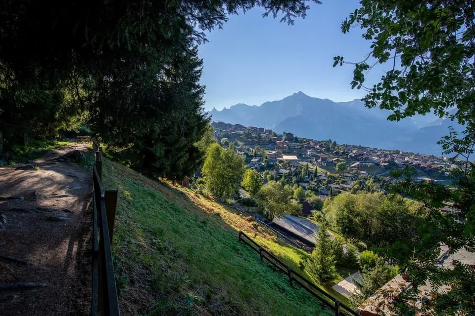 Terrain constructible, libre de mandat à côté du Bisse