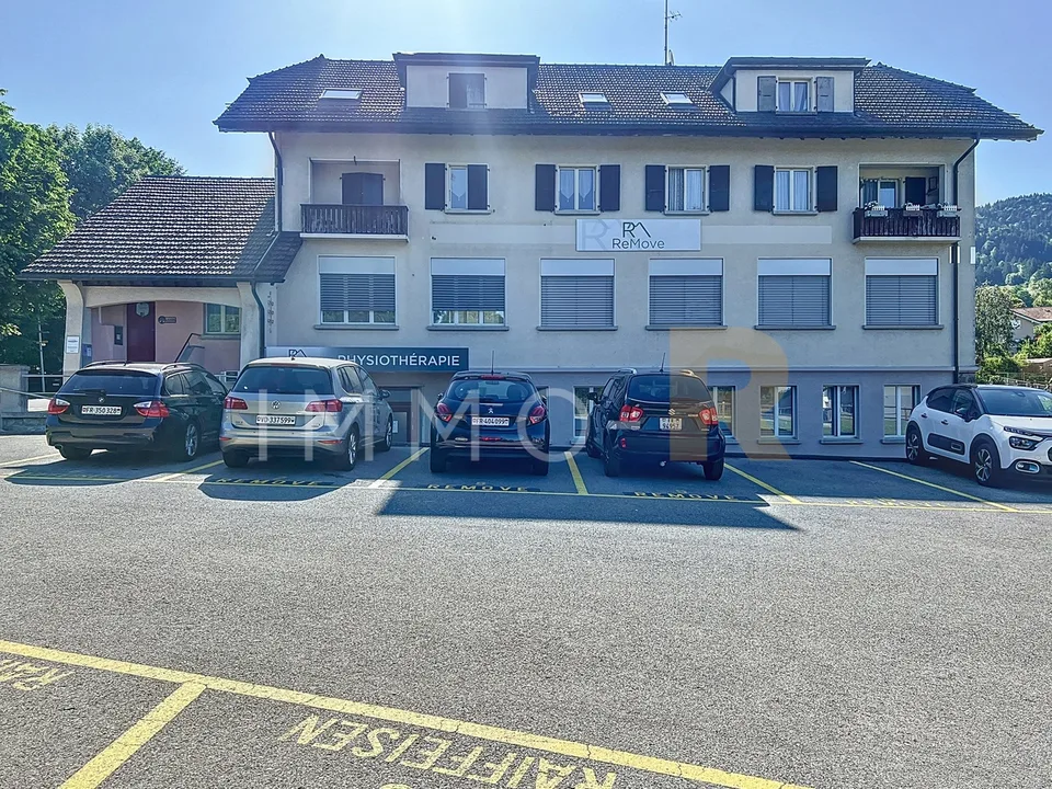 Mischgebäude im Zentrum von Semsales
