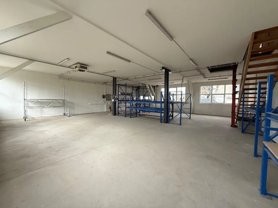 Halle industrielle avec bureau
