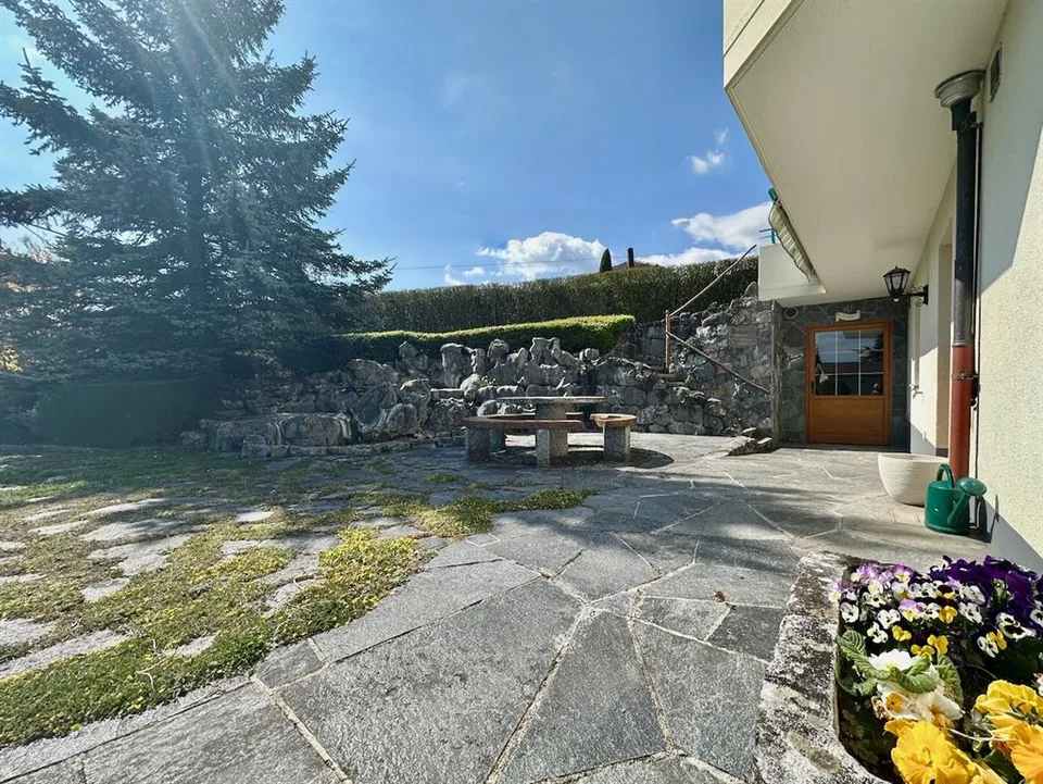 Spaziosa villa indipendente luminosa con appartamento indipendente