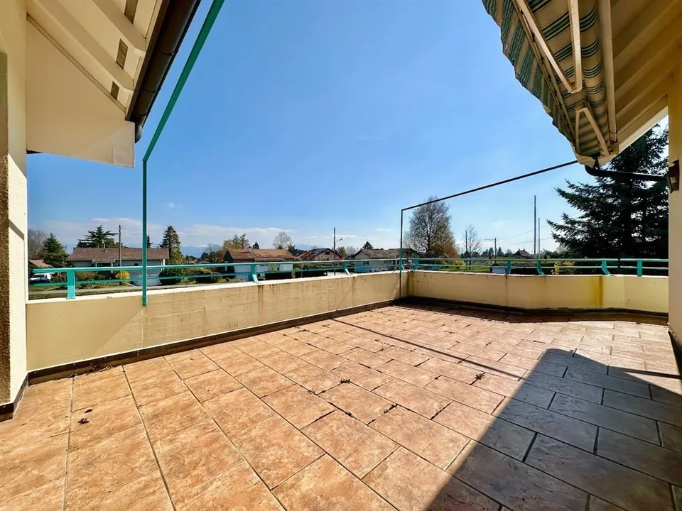 Spaziosa villa indipendente luminosa con appartamento indipendente