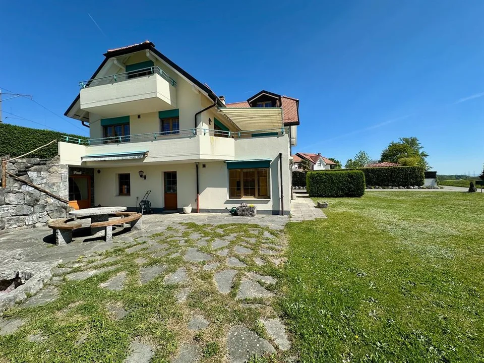 Spaziosa villa indipendente luminosa con appartamento indipendente