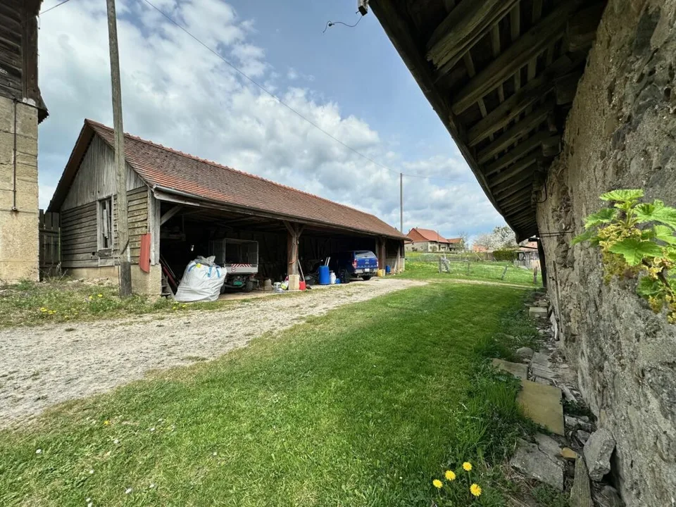 TERRAIN AVEC GRAND RURAL & COUVERT À TRANSFORMER EN HABITATION OU TOUT LE REZ POUR UNE ACTIVITÉ ET VOTRE HABITATION AU REZ SUPÉRIEUR, OU PLUSIEURS FAMILLES ? – photo 10 sur 13