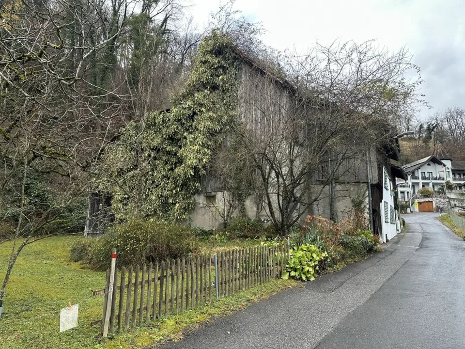 Terreno edificabile di 787 m² nella zona centrale del villaggio di Sevelen con vecchia casa residenziale e fienile – foto 6 di 10
