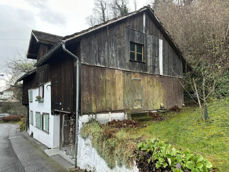 787 m2 de terrain constructible dans la zone centrale du village de Sevelen avec ancienne maison d'habitation et grange