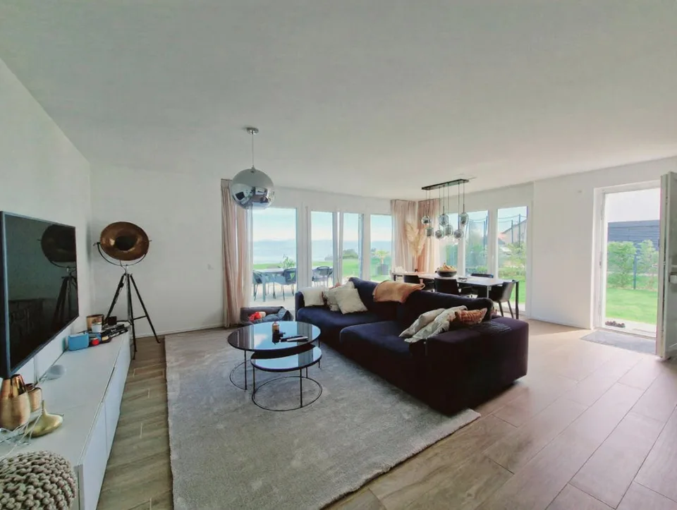 Exklusiv: Modernes Apartment mit Blick auf den See und die Berge/ Arzier-L-Muids