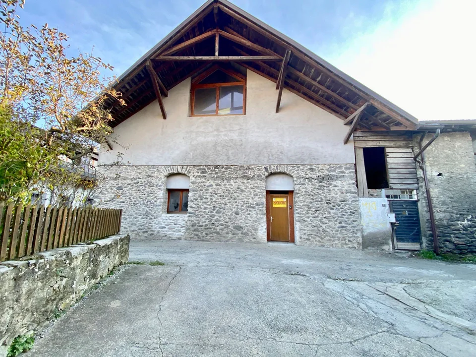 Exceptionnelle maison à rénover de 7.5 pièces à Saint-Pierre-de-Clage