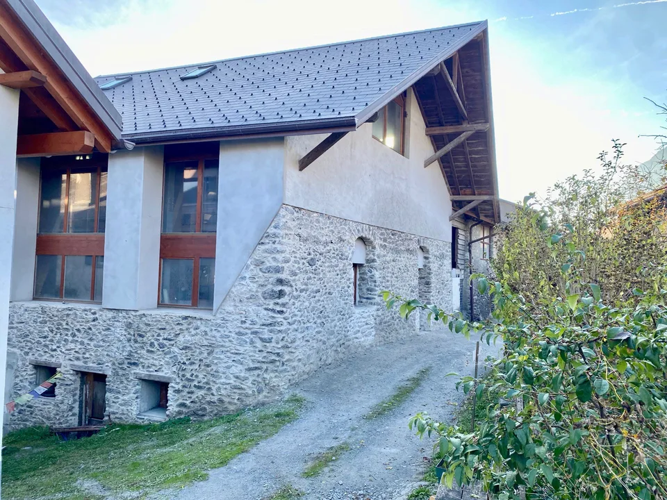 Eccezionale casa in stato grezzo per amanti degli ampi spazi e spazio garage per 2-3 auto