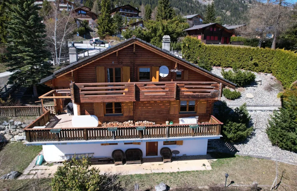 Grand chalet à Anzère avec très belle vue dans quartier calme proche du centre