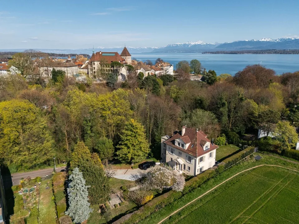 An exceptional residence close the lake