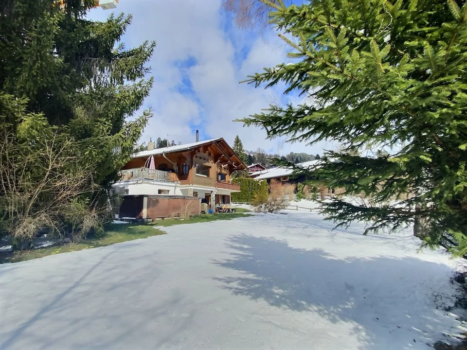 Geräumiges Chalet auf schönem flachem grünem Grundstück – Foto 10 von 10