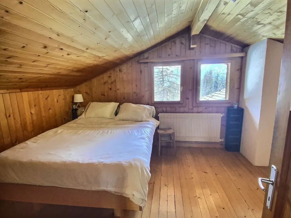 Geräumiges Chalet auf schönem flachem grünem Grundstück – Foto 6 von 10