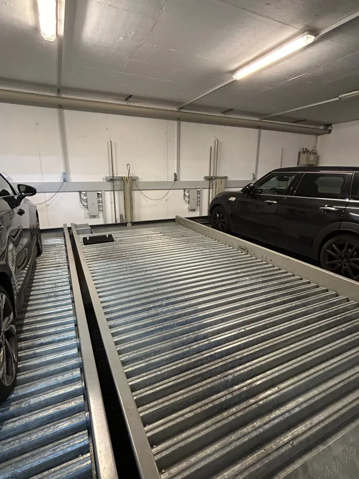 Parkplatz in der Cassarate-Zone, überdacht