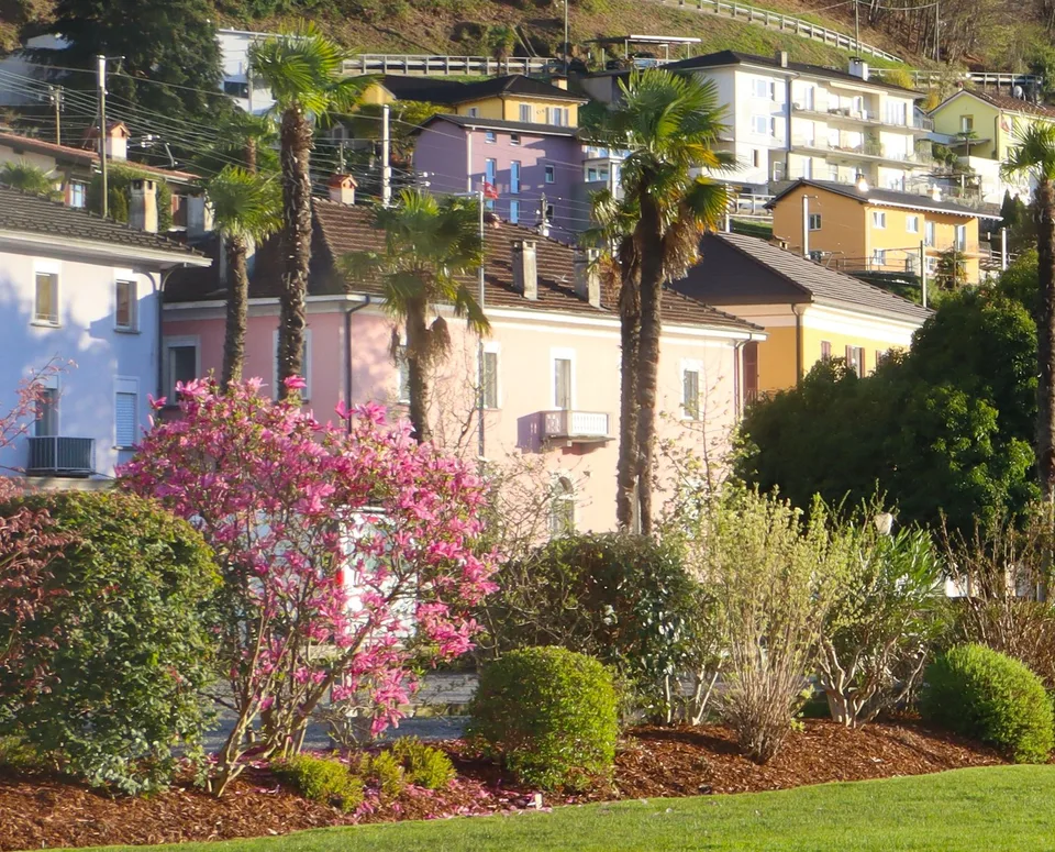 Stattliche Liegenschaft  mit Ausbaupotenzial  Casa imponente con appartamenti  con grande potenziale