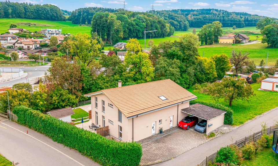 Exklusiv: Große Villa mit 3 Wohnungen und Swimmingpool