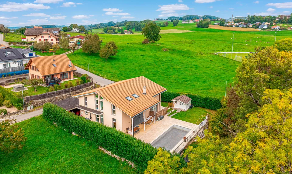 Exklusiv: Große Villa mit 3 Wohnungen und Swimmingpool