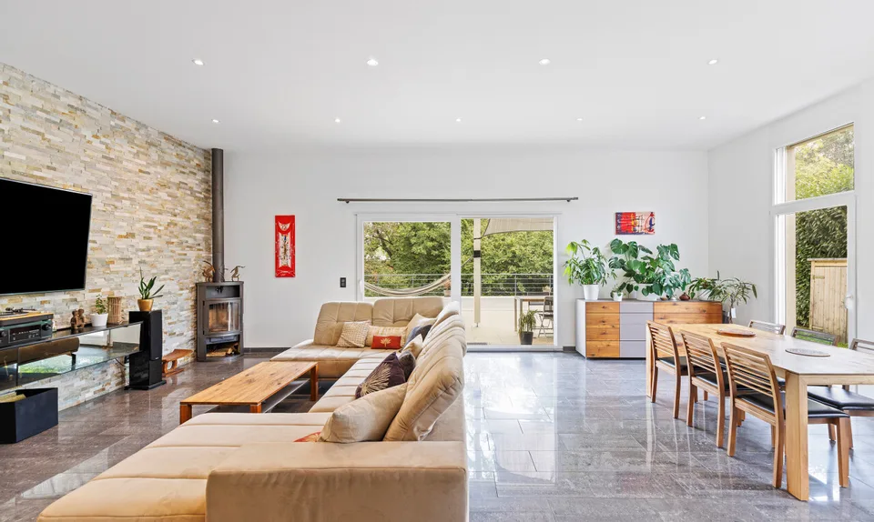 Exklusiv: Große Villa mit 3 Wohnungen und Swimmingpool